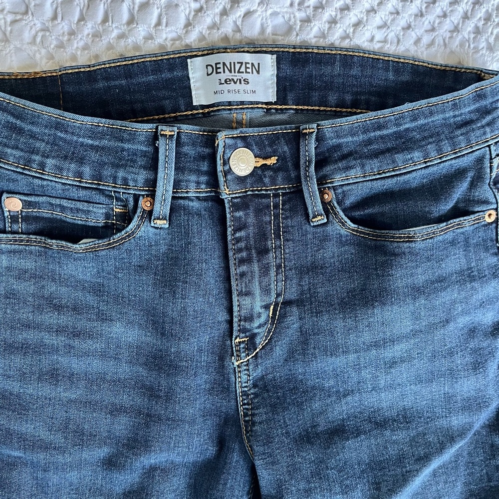 Levi’s! Mid-rise slim - like new! 🤩 27x30